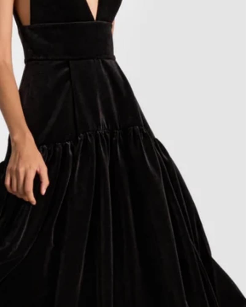 Alice & Olivia Elegant Black Velvet Gown - Image 4