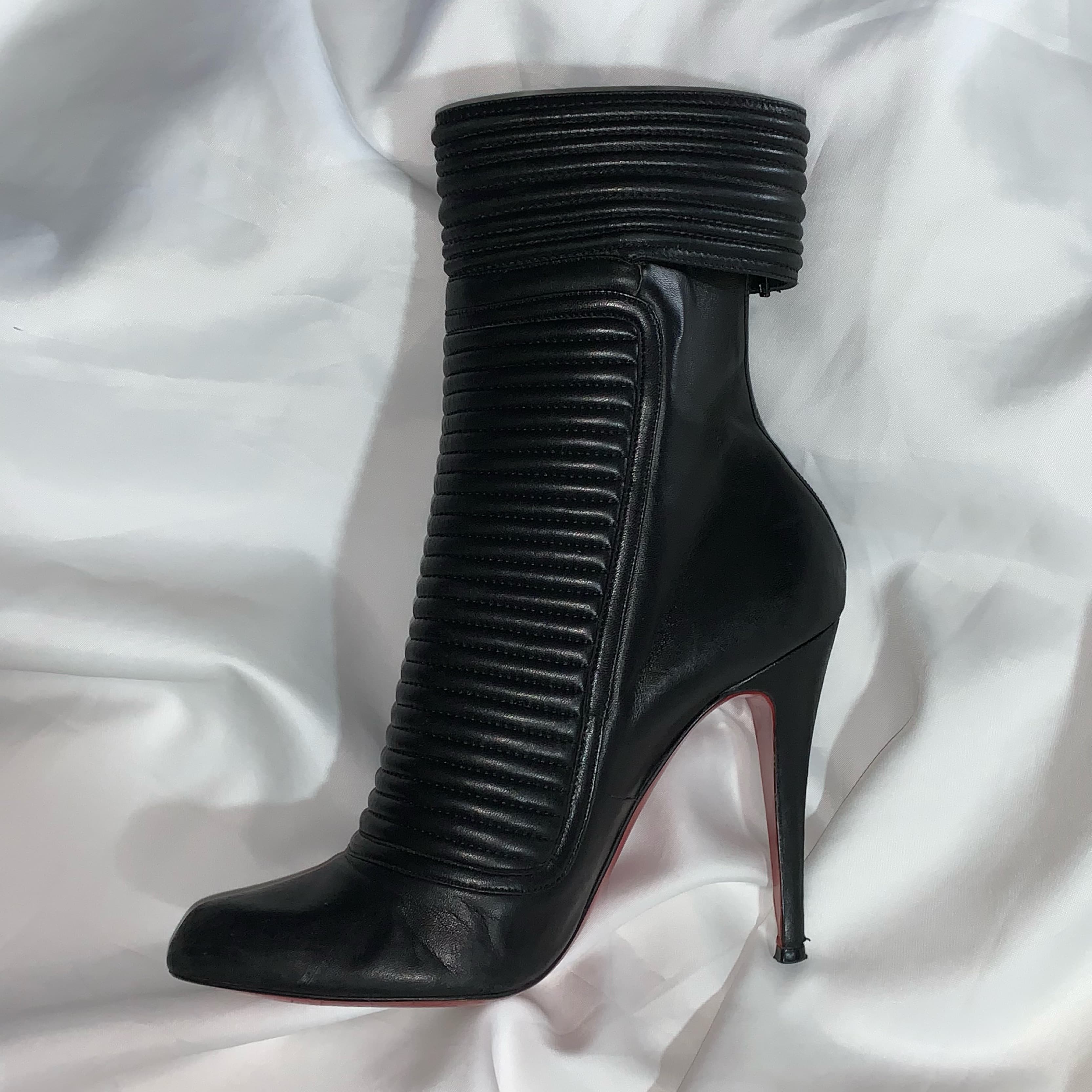 CHRISTIAN LOUBOUTIN size 40 quilted boot - Image 3