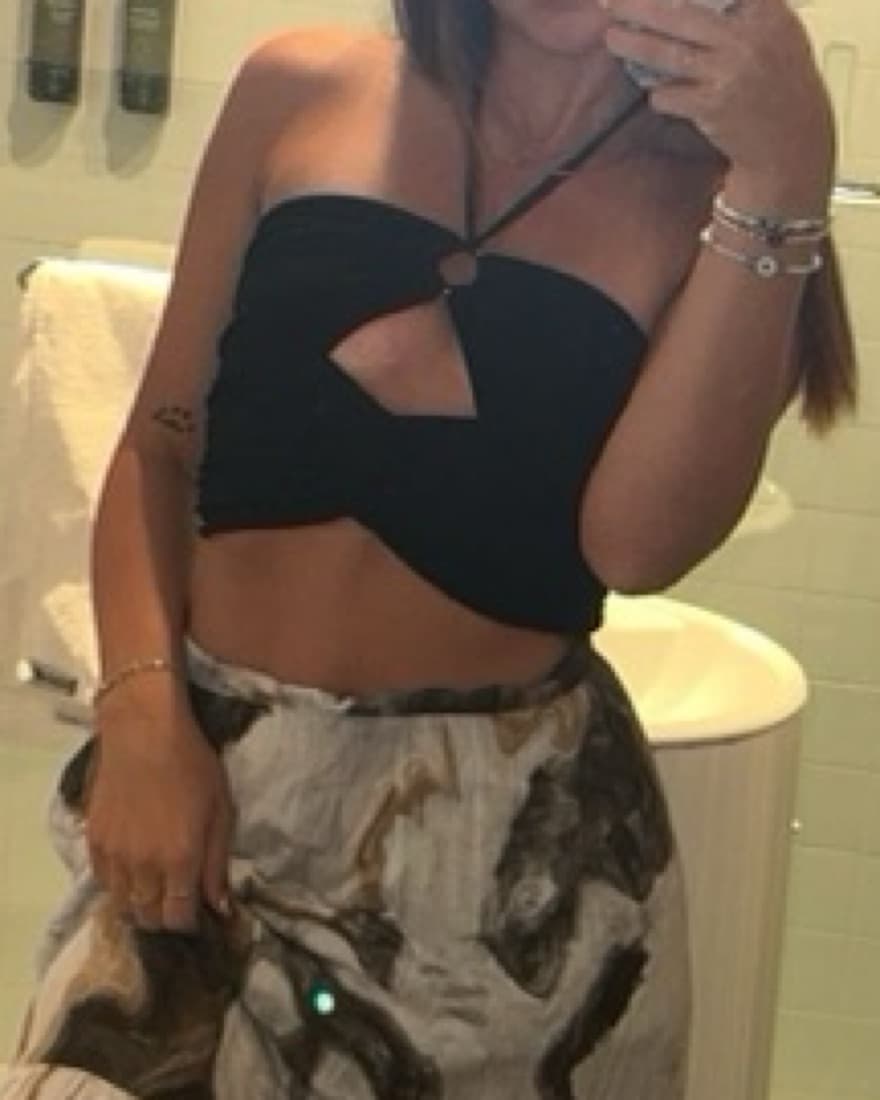 Chic Backless Crop Top - Image 1