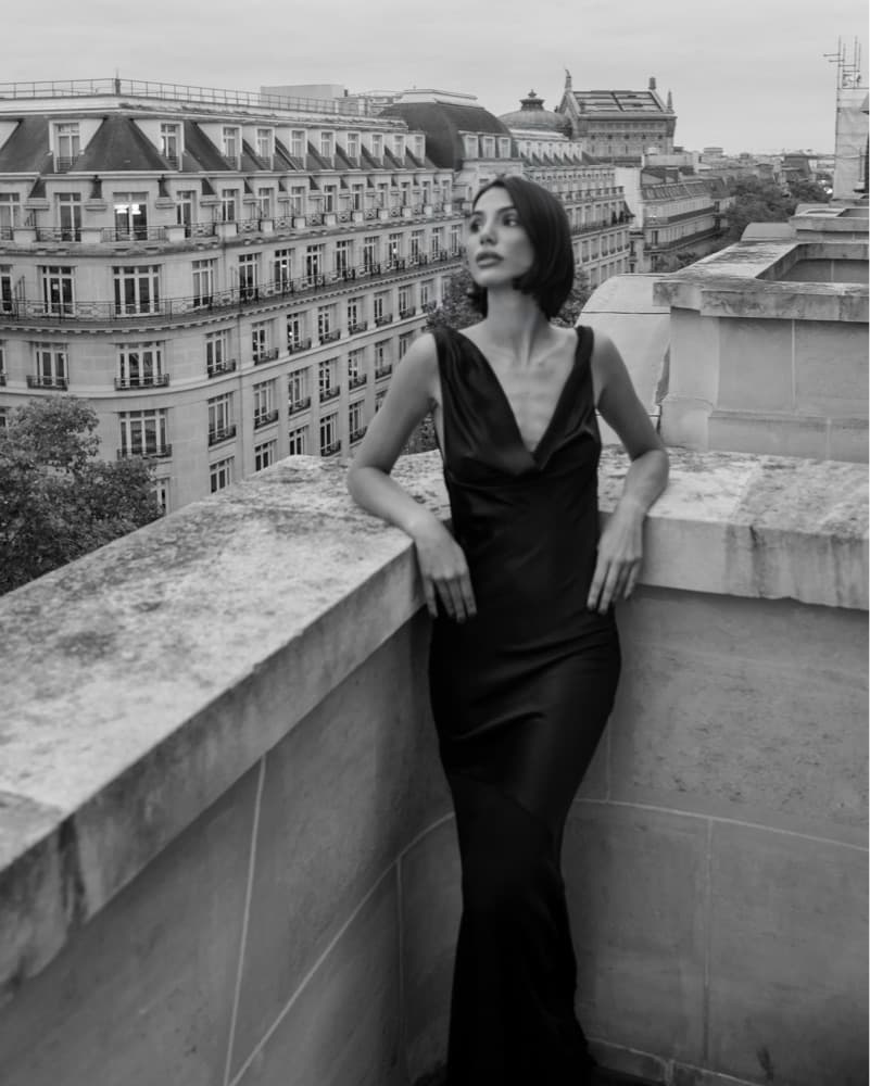 Elegant Backless Black Gown - Image 1