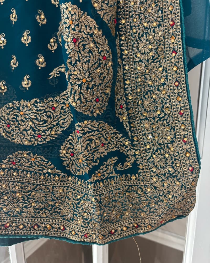 Elegant Emerald Green Saree Ensamble - Image 3