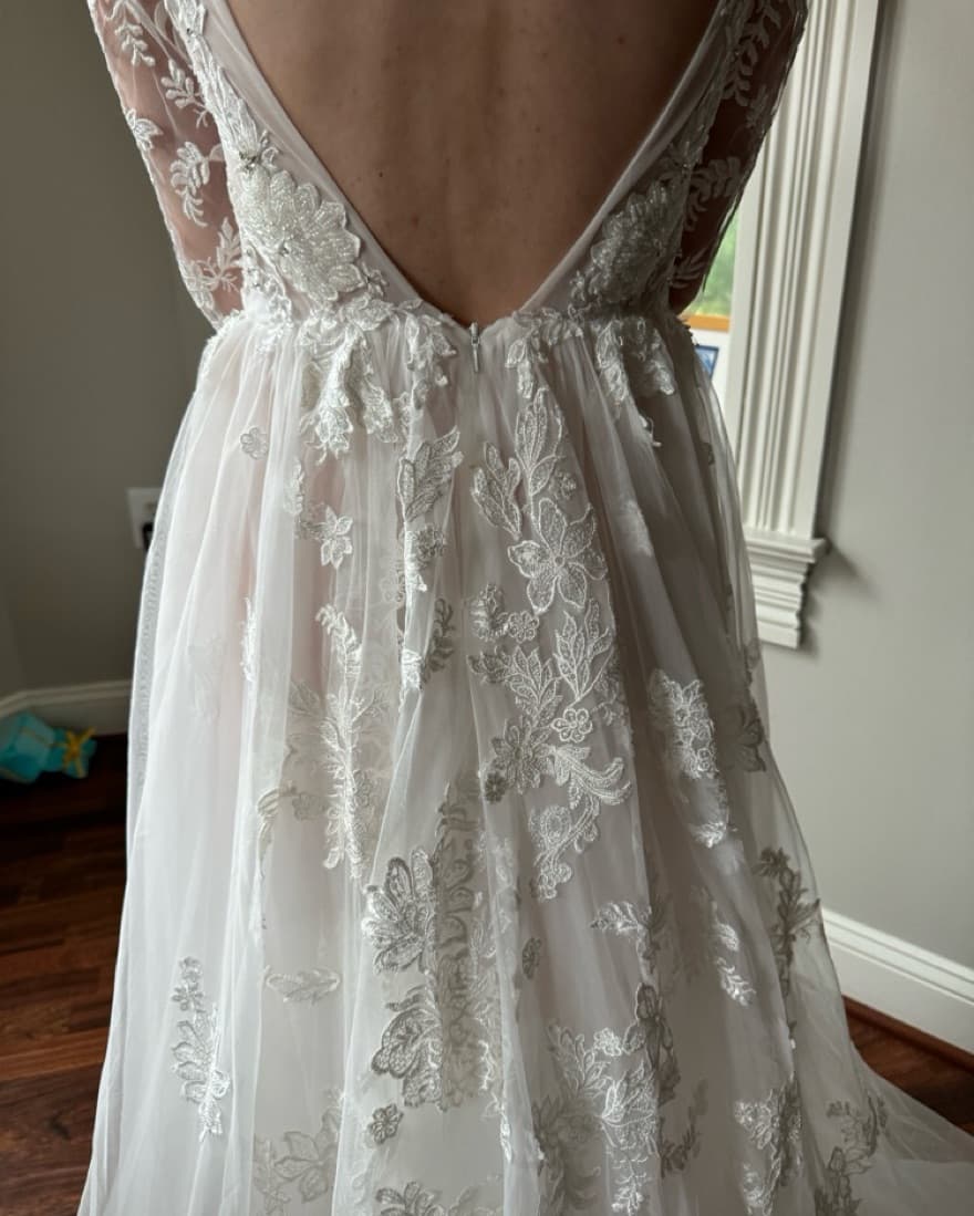 A line v neck wedding dress - Image 5