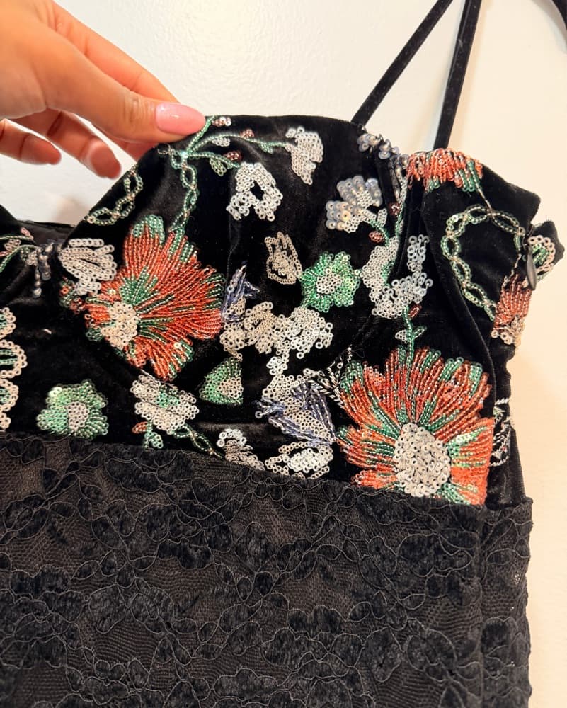 Elegant Floral Lace Dress With Embellish - Image 4