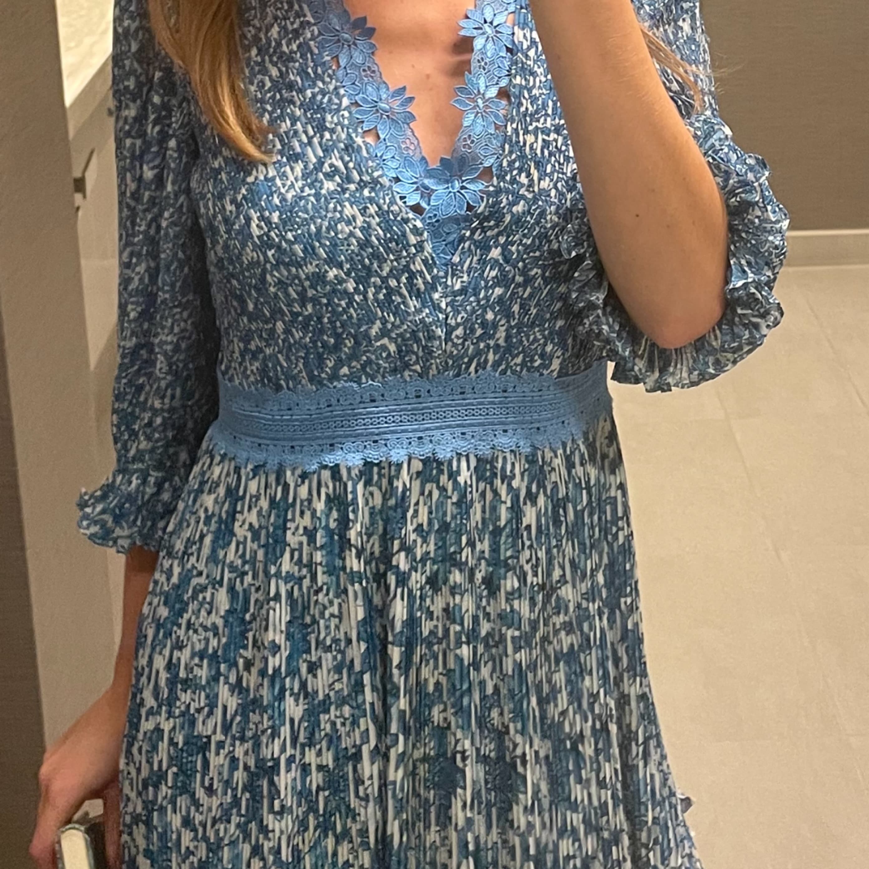 Alice & Olivia Pleated Blue Floral Dress - Image 3