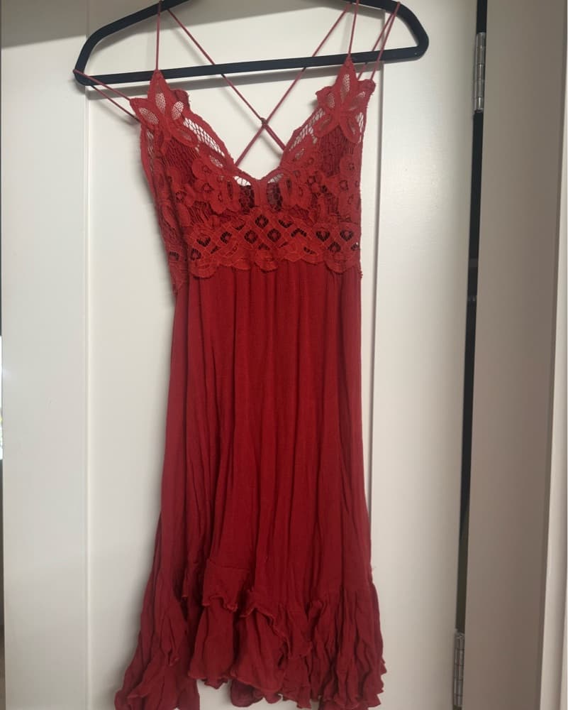 Elegant Lace-Trimmed Red Mini Dress - Image 2