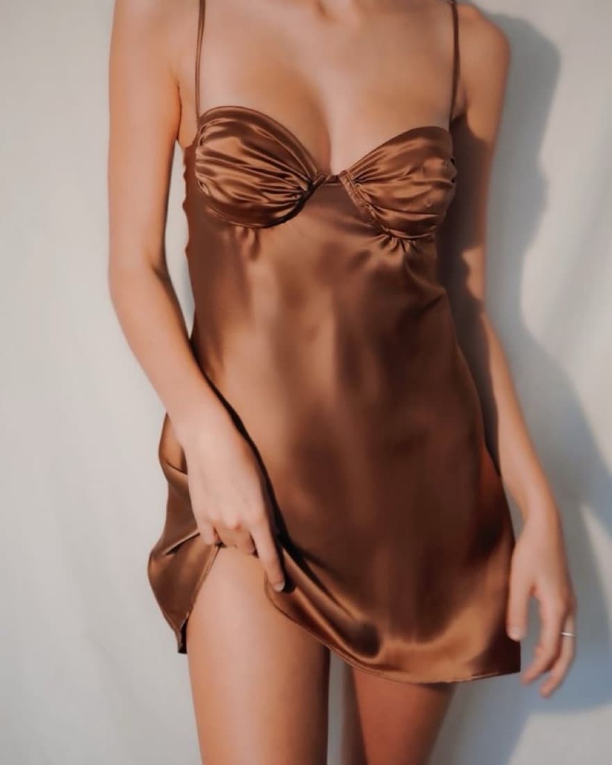 TWO BODIES IZZY DRESS IN MOCHA - Image 2