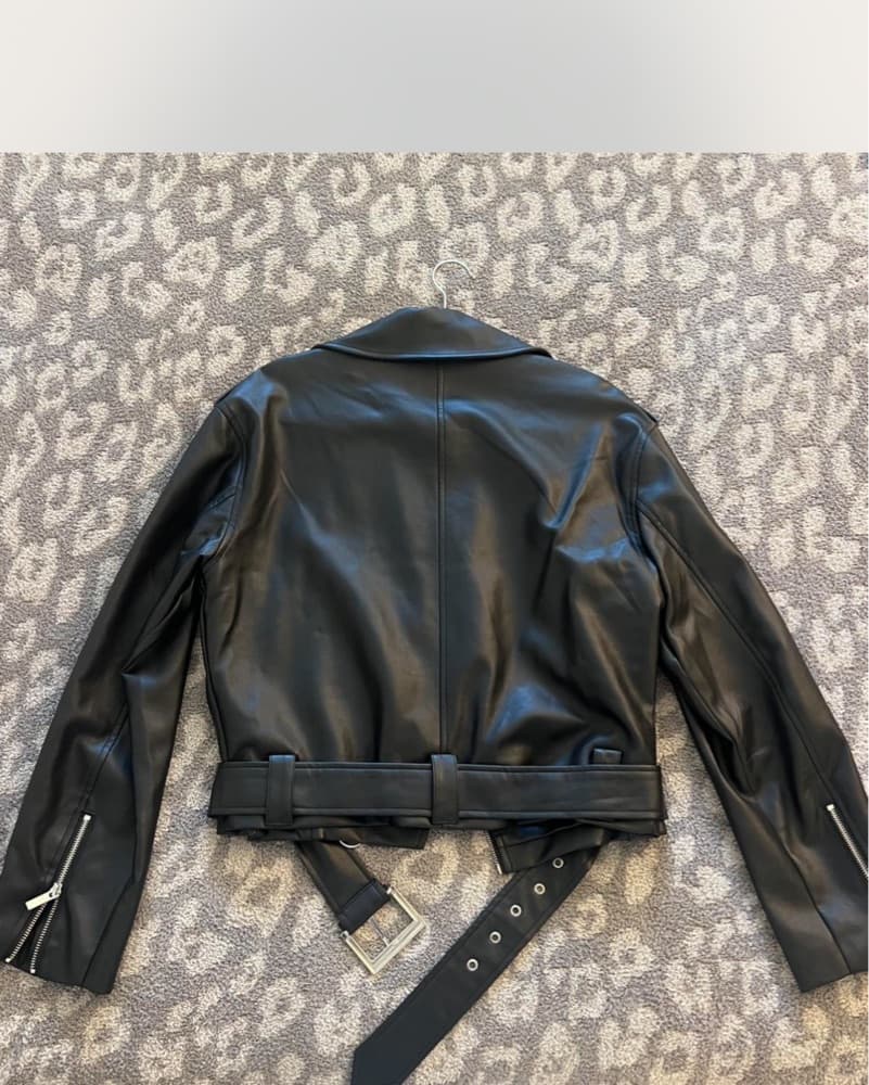 We wore what oversized leather jacket  - Image 6