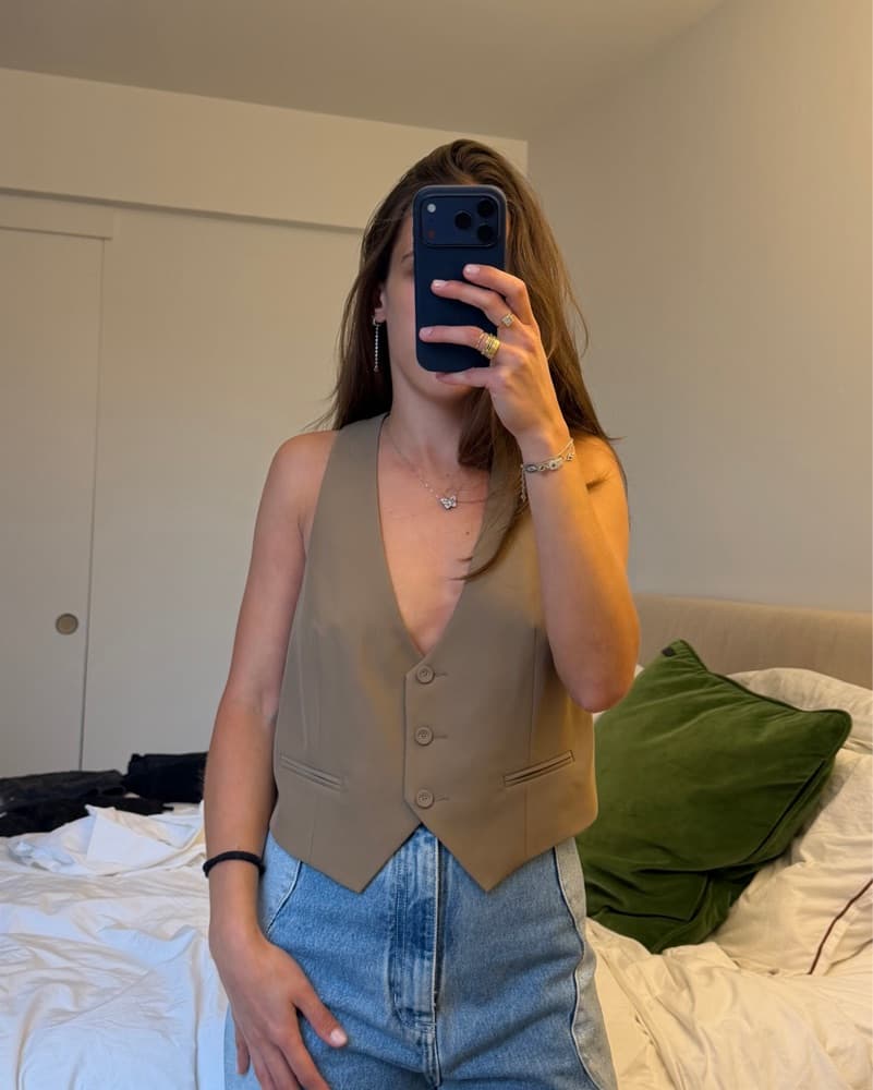 Beige Sleeveless Vest with Chic Style - Image 3