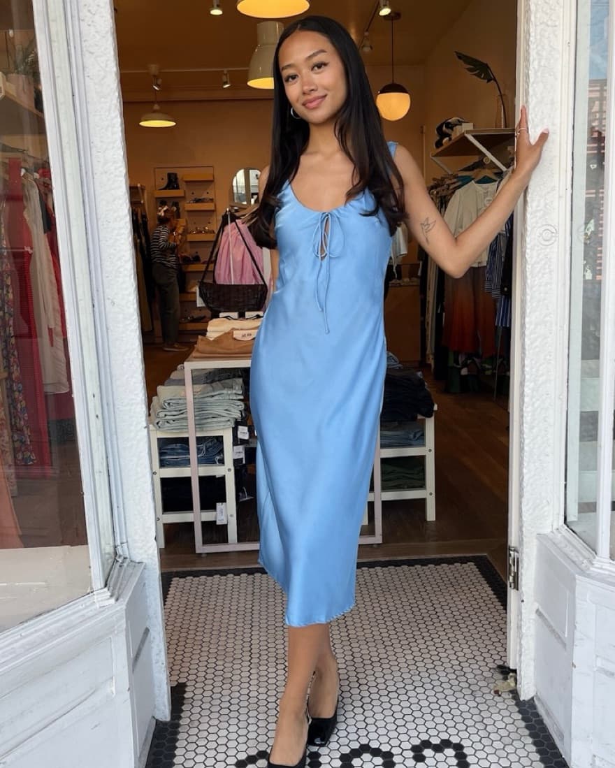 andie keyhole midi dress in sky - Image 2