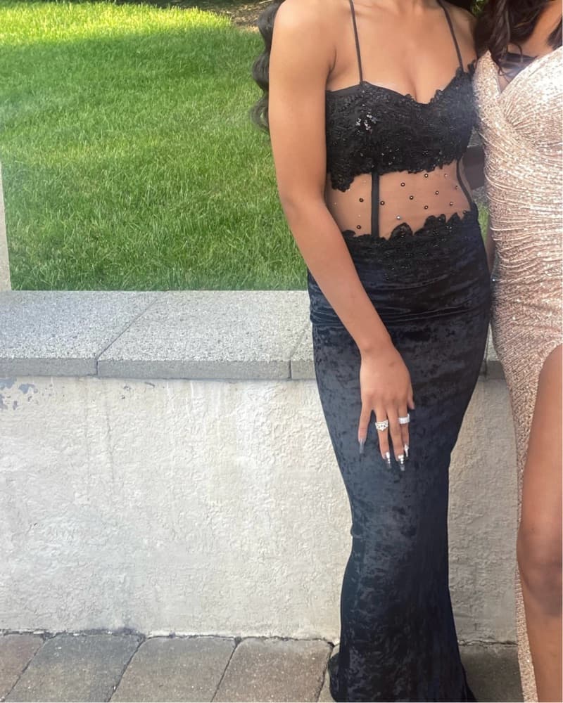 Elegant Black Lace Formal Gown - Image 2