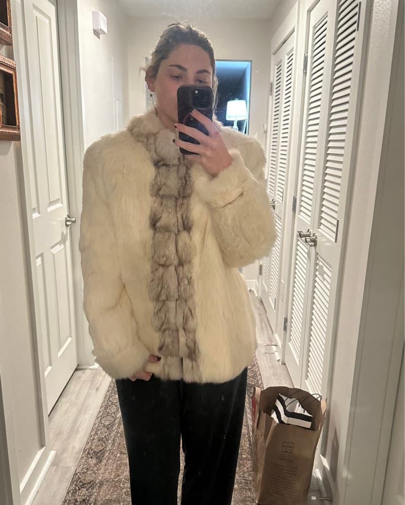 Luxurious Ivory Fox Fur Coat - Image 3