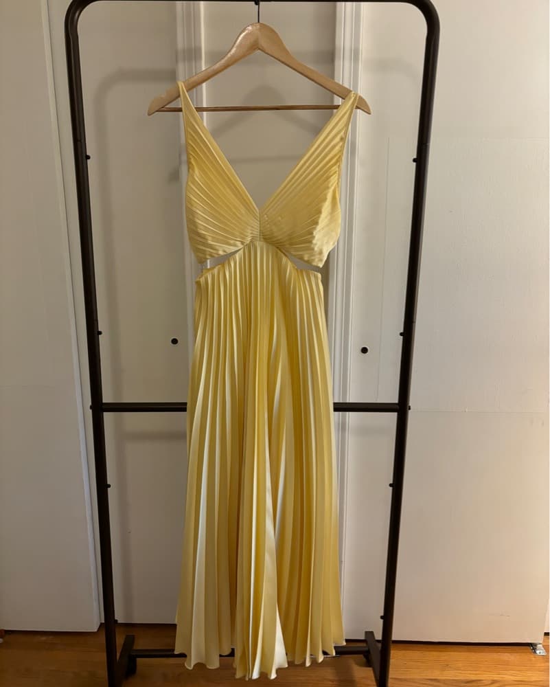 Elegant Yellow Pleated Dress - Image 3