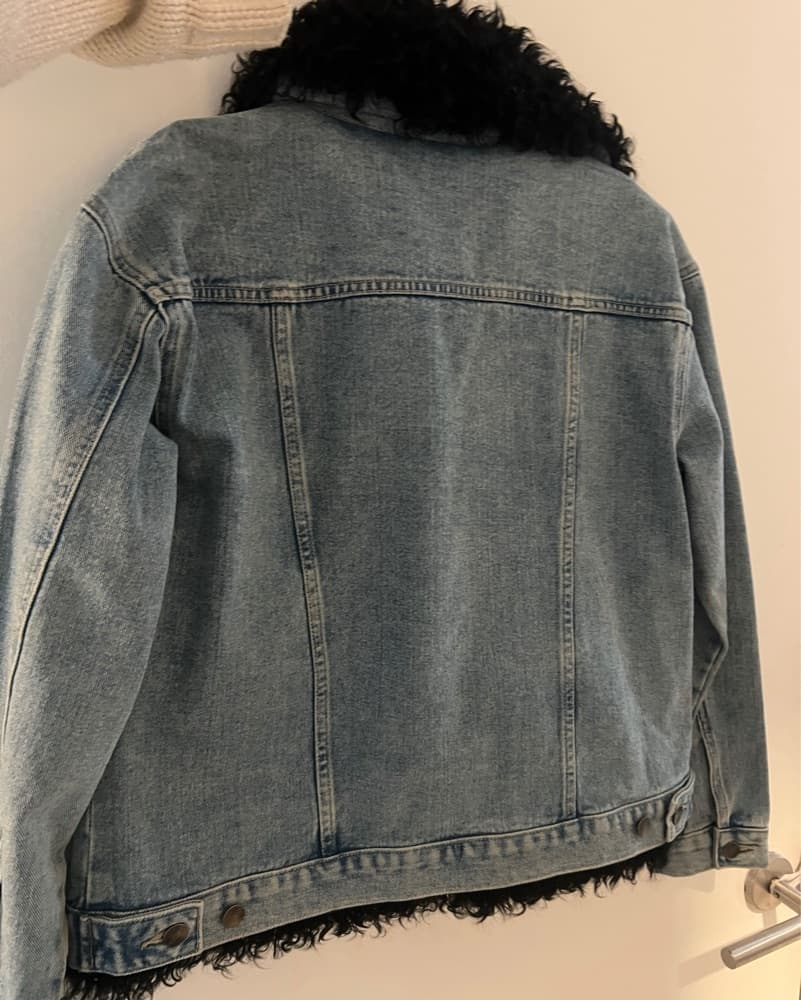 Trendy Denim Jacket with Faux Fur Trim - Image 2