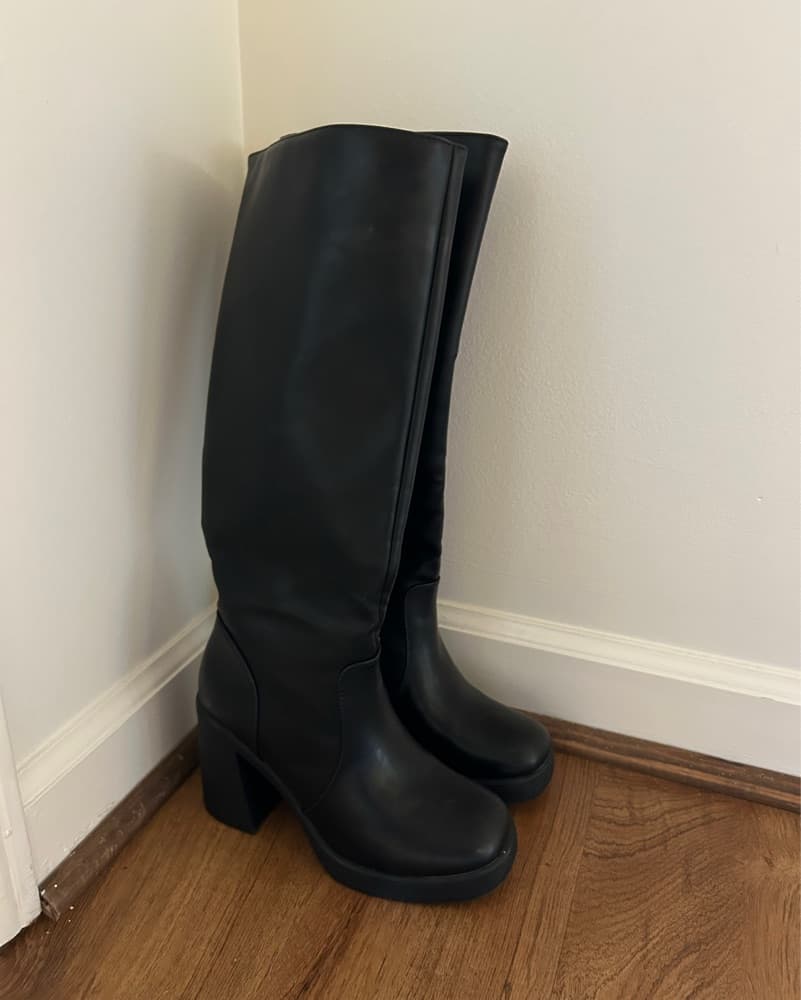 Chic and Versatile Black Knee-High Boots - Image 2