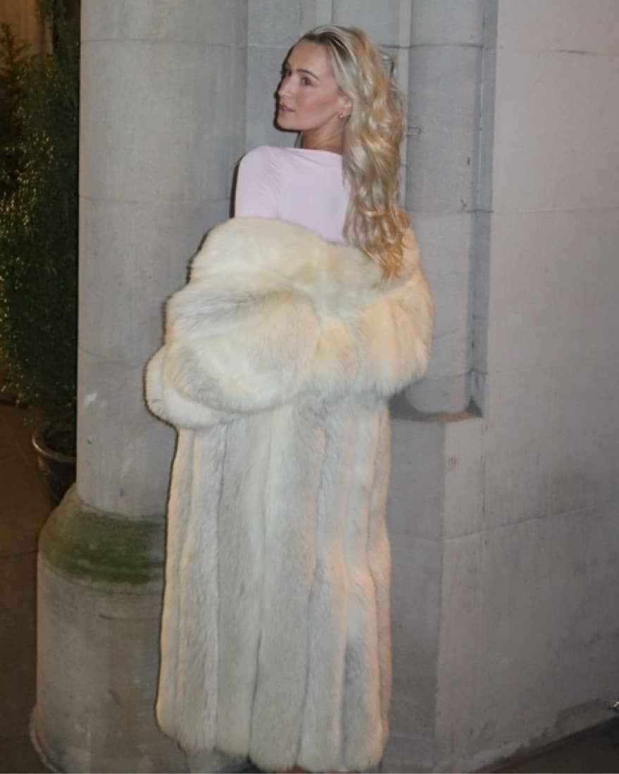 Luxurious Vintage Fur Coat - Image 4