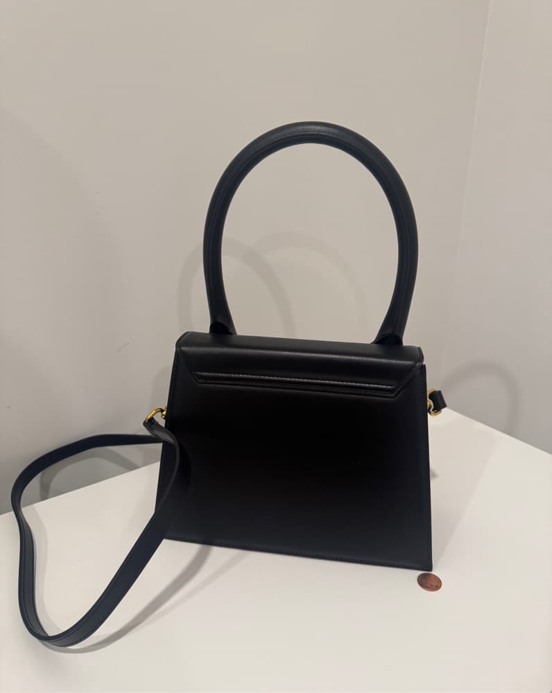 Sleek and Sophisticated Jacquemus Handbag - Image 3