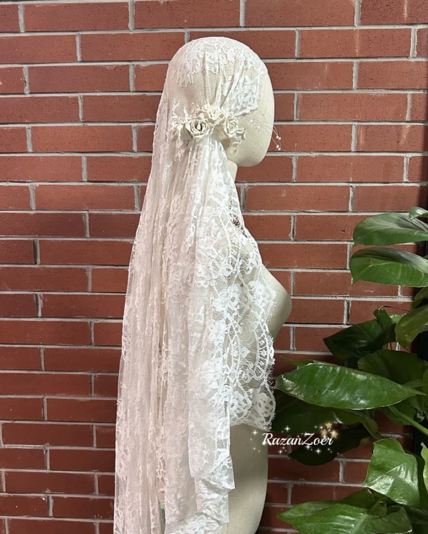 1930s Lace, Vintage-feel, Wedding Veil  - Image 2