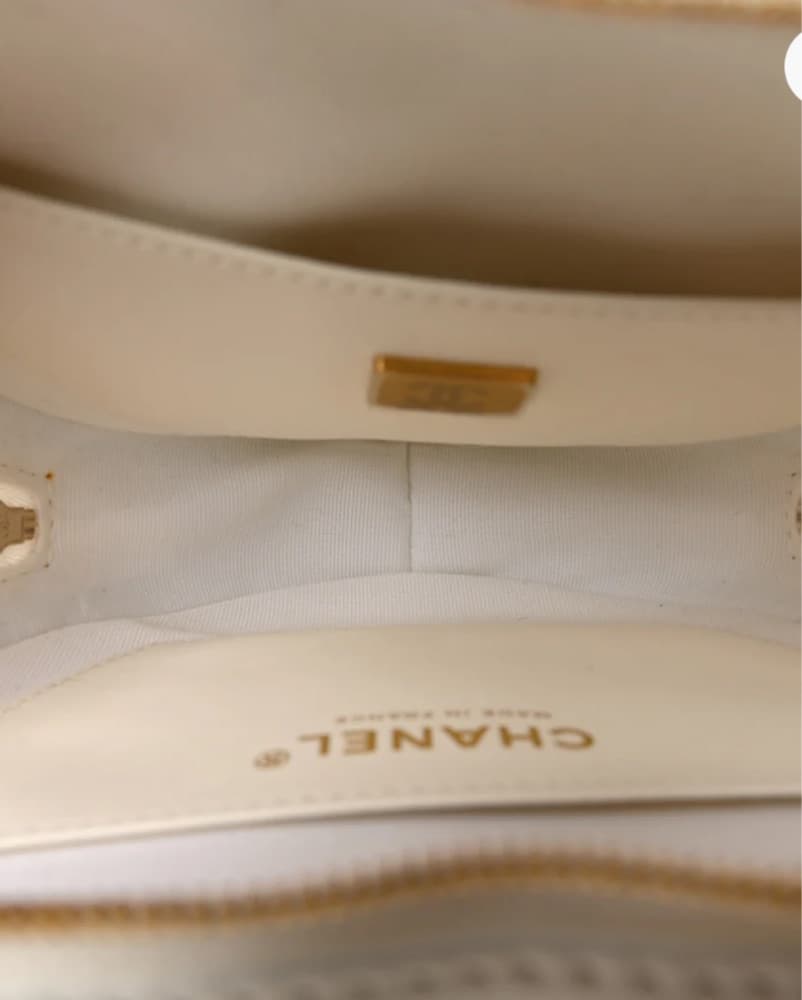 Chanel White Heart Leather Crossbody Bag - Image 4