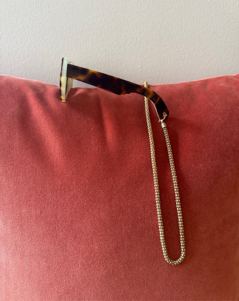 Cat Eye Sunglasses With Gold Chain - Image 3