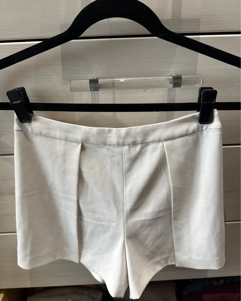 Alice & Olivia Sleek Pleated Shorts - Image 2