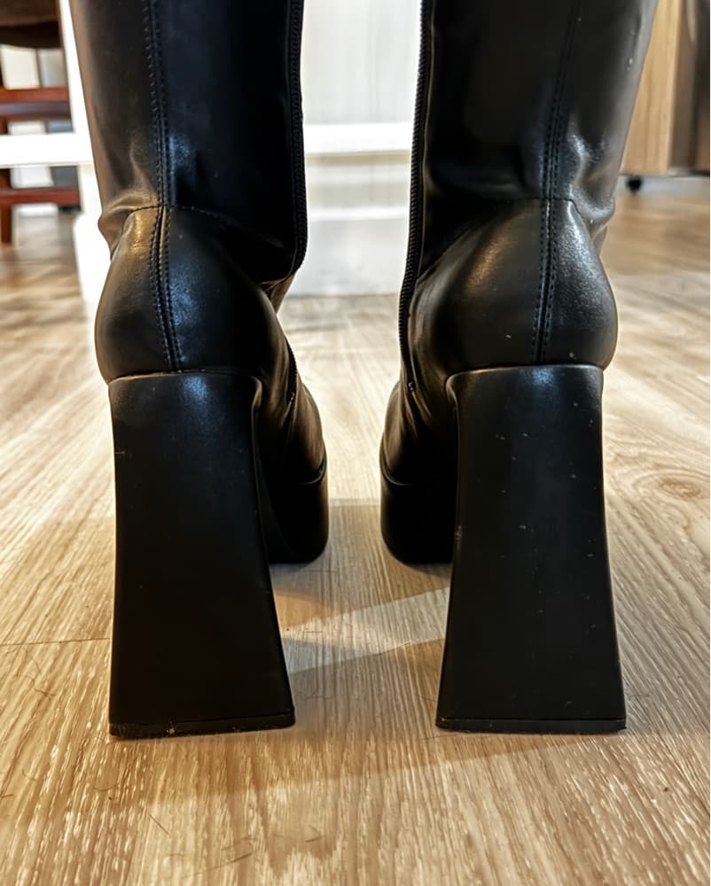 Chic Black Platform Boots - Image 3