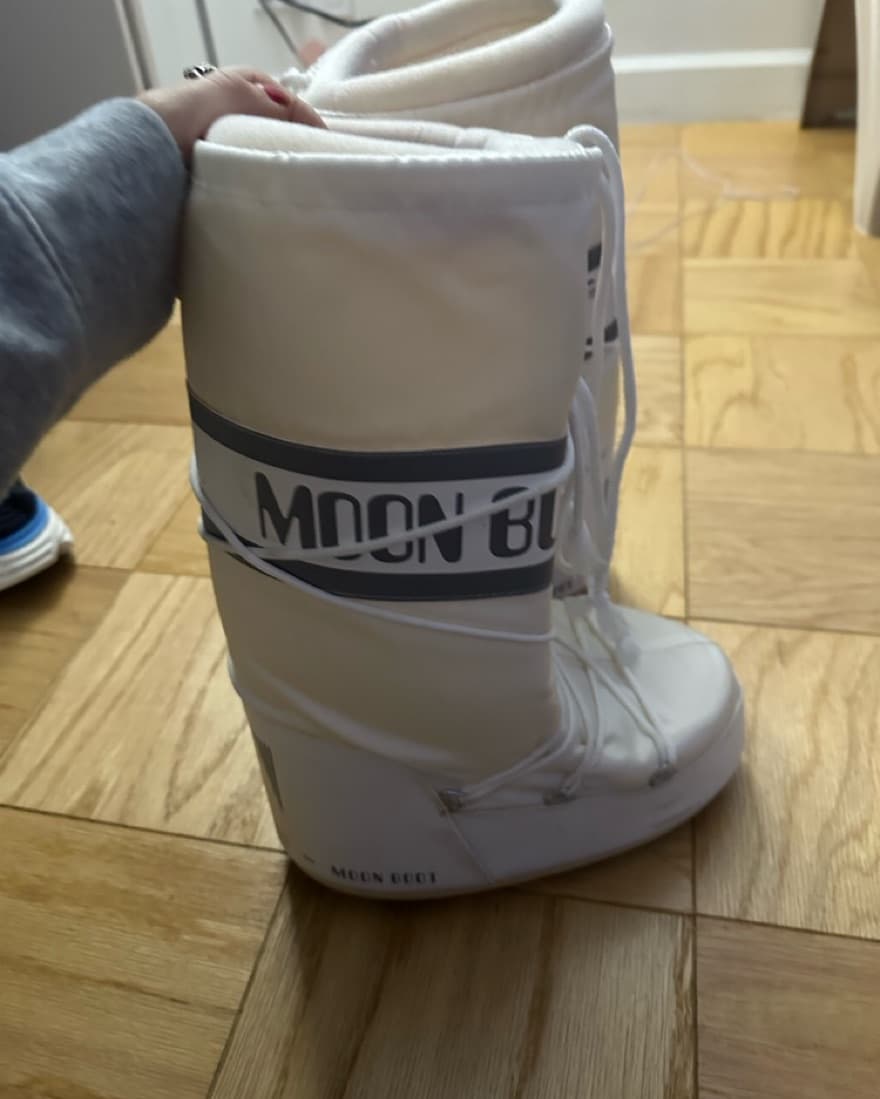 White moon Boots  - Image 3