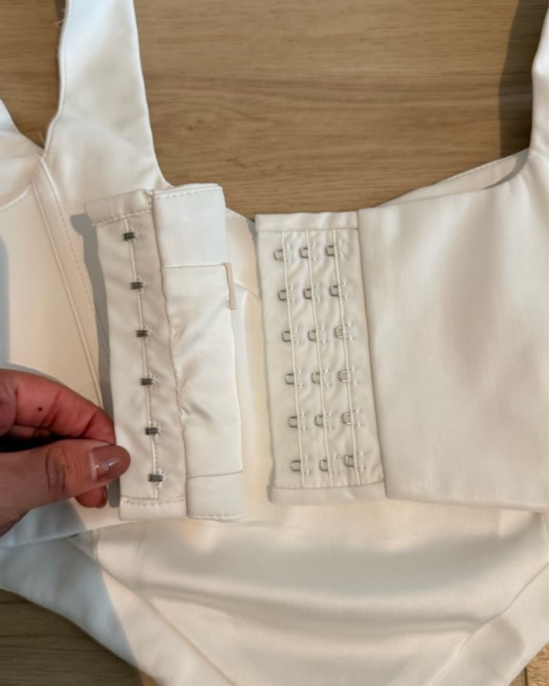 Chic White Leather Corset-Style Bustier - Image 4