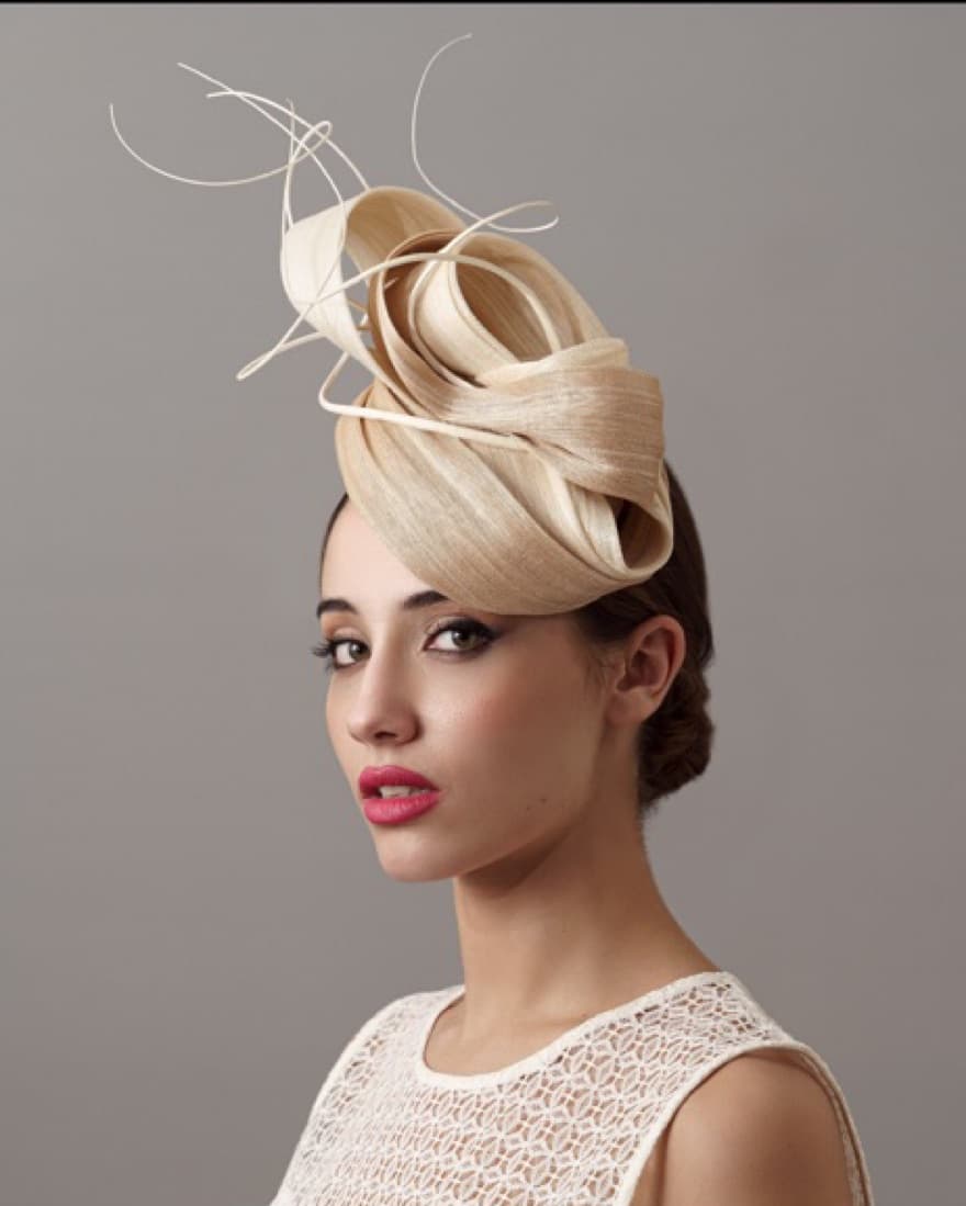 Tea party fascinator with feathers - Image 3