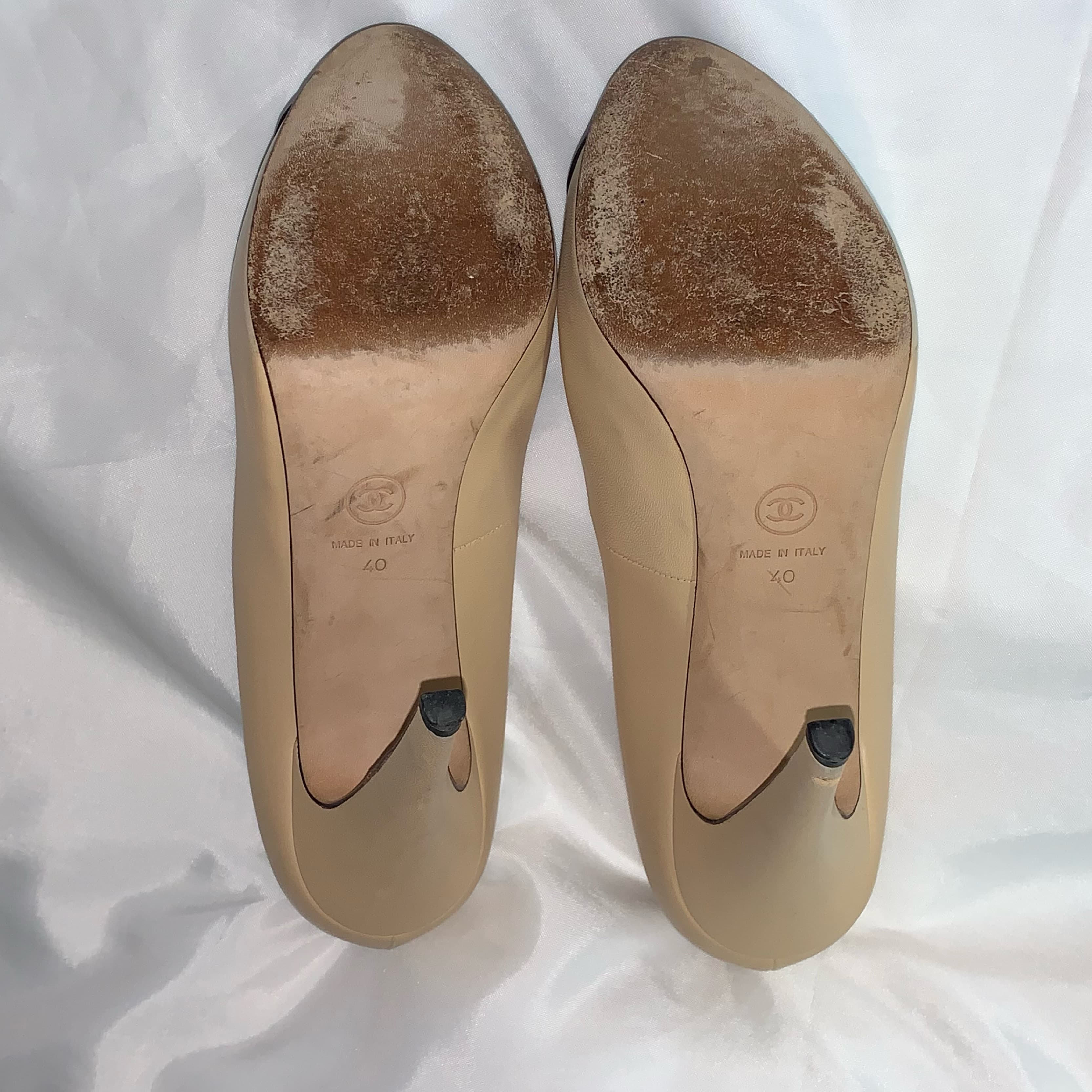 CHANEL size 40 cap toe PLATFORM pumps - Image 5