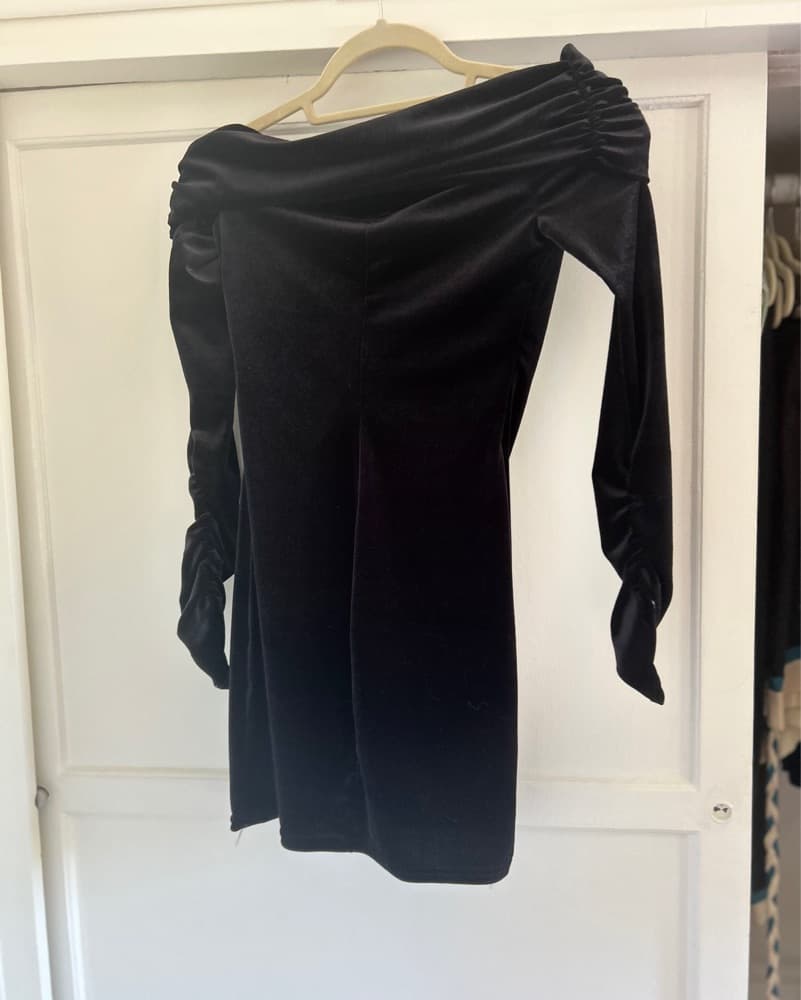 Elegant Black Velvet Dress - Image 2