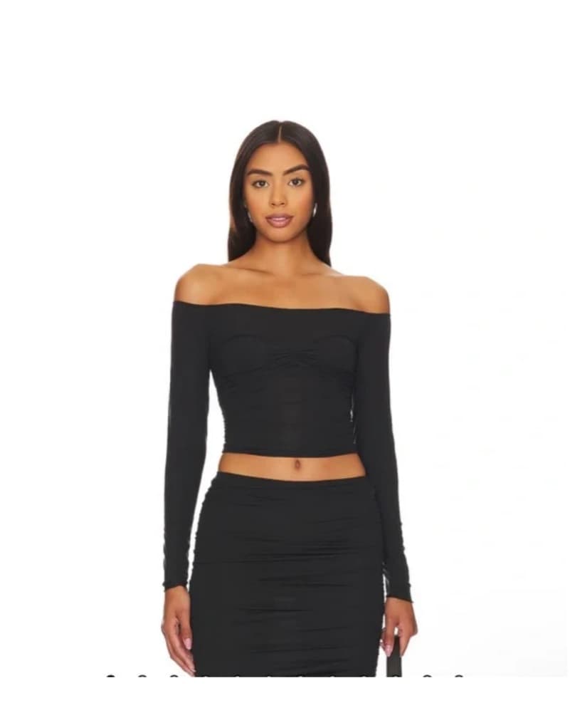 Chic Set Black Off-Shoulder Crop Set - Image 4