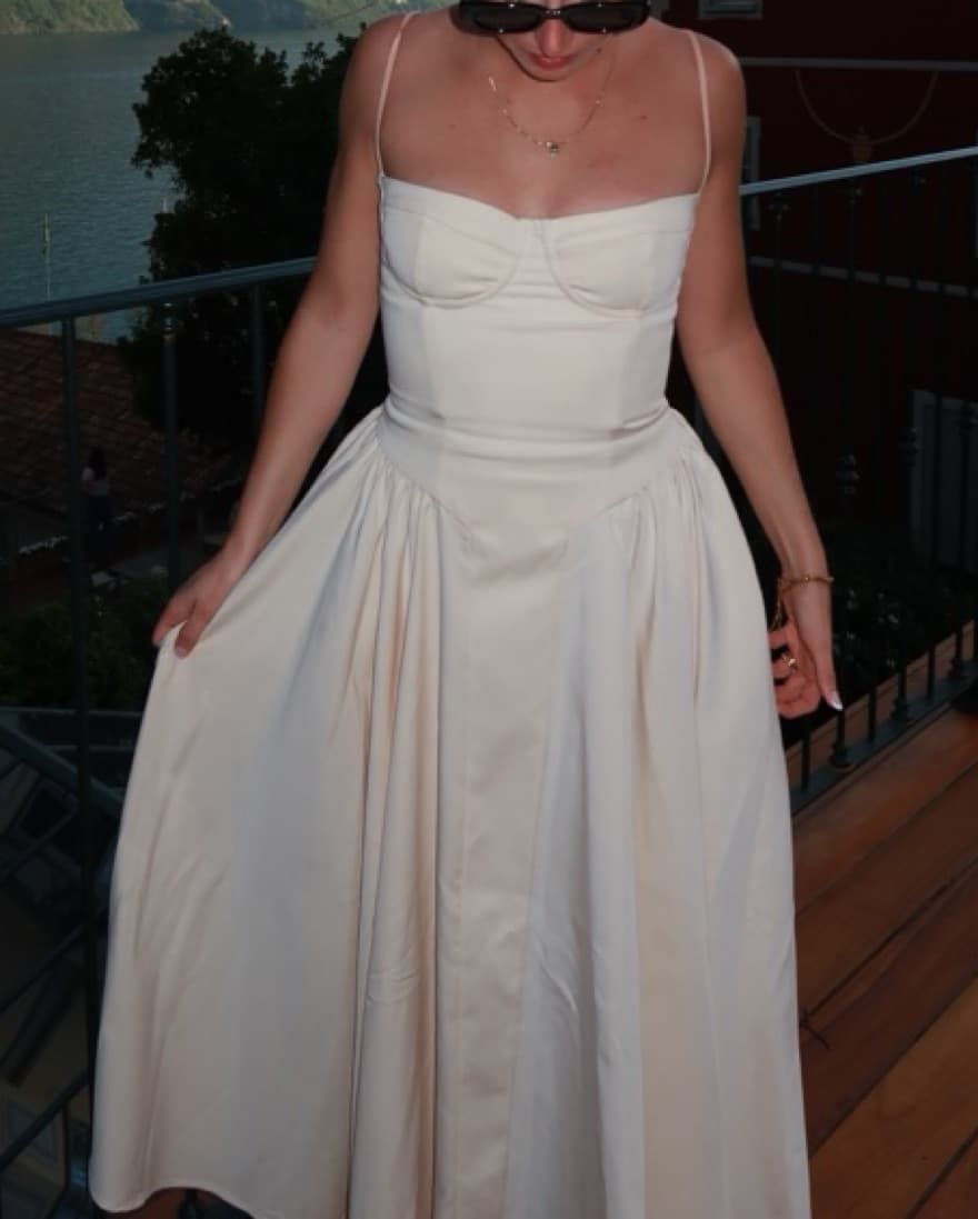 Elegant White Satin Dress for Special Occasions - Image 5