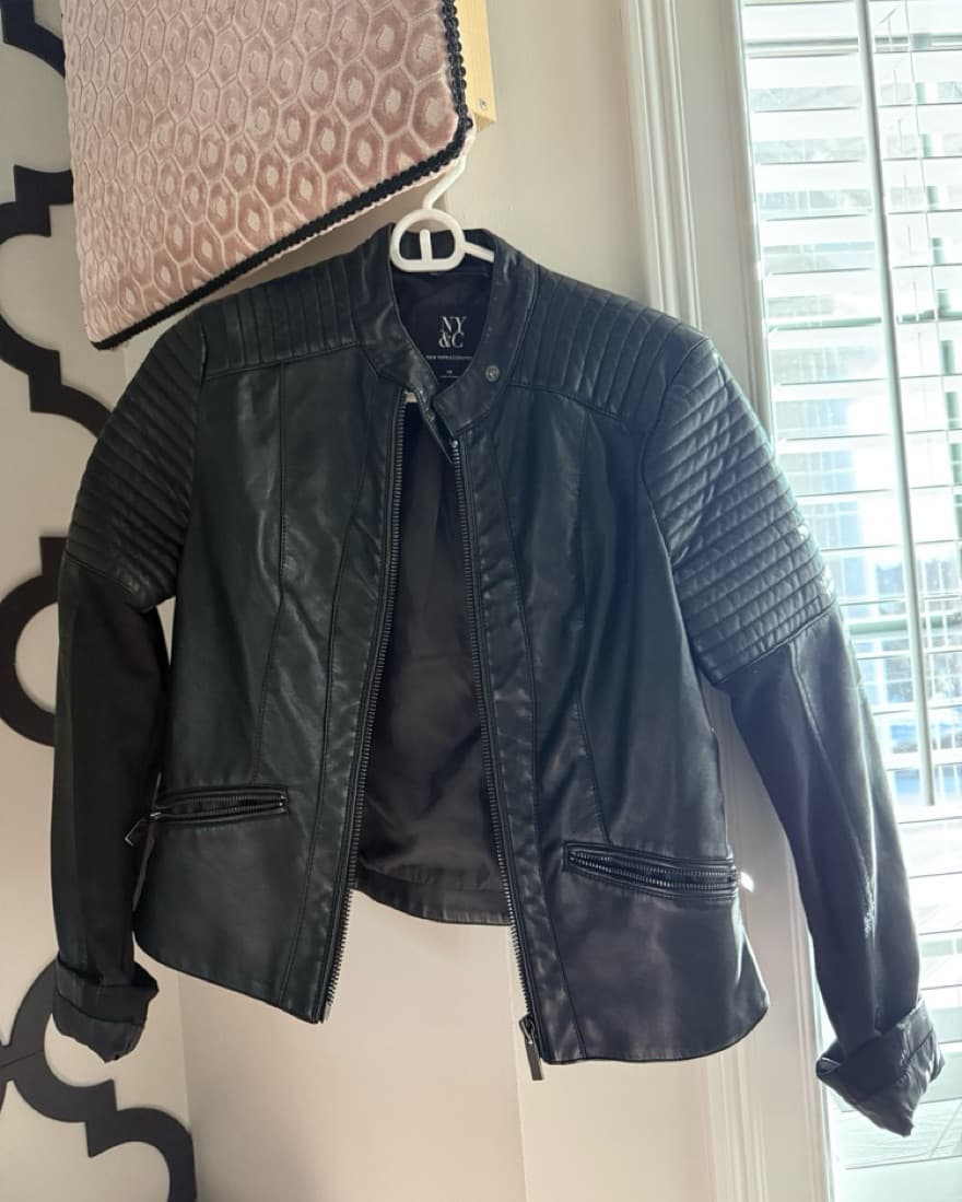 Sleek Black Leather Moto Jacket - Image 2