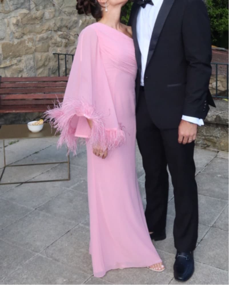 Elegant One-Shoulder Feather Gown - Image 3