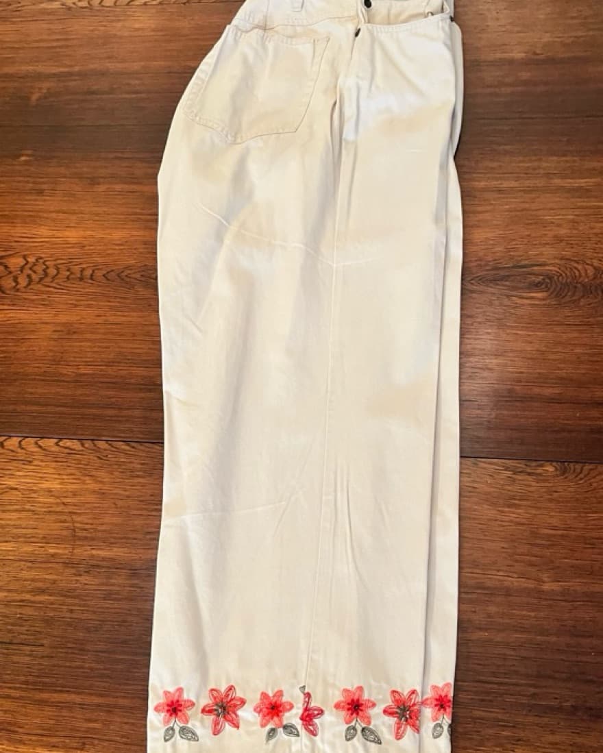 Embroidered capri Pants - Image 2
