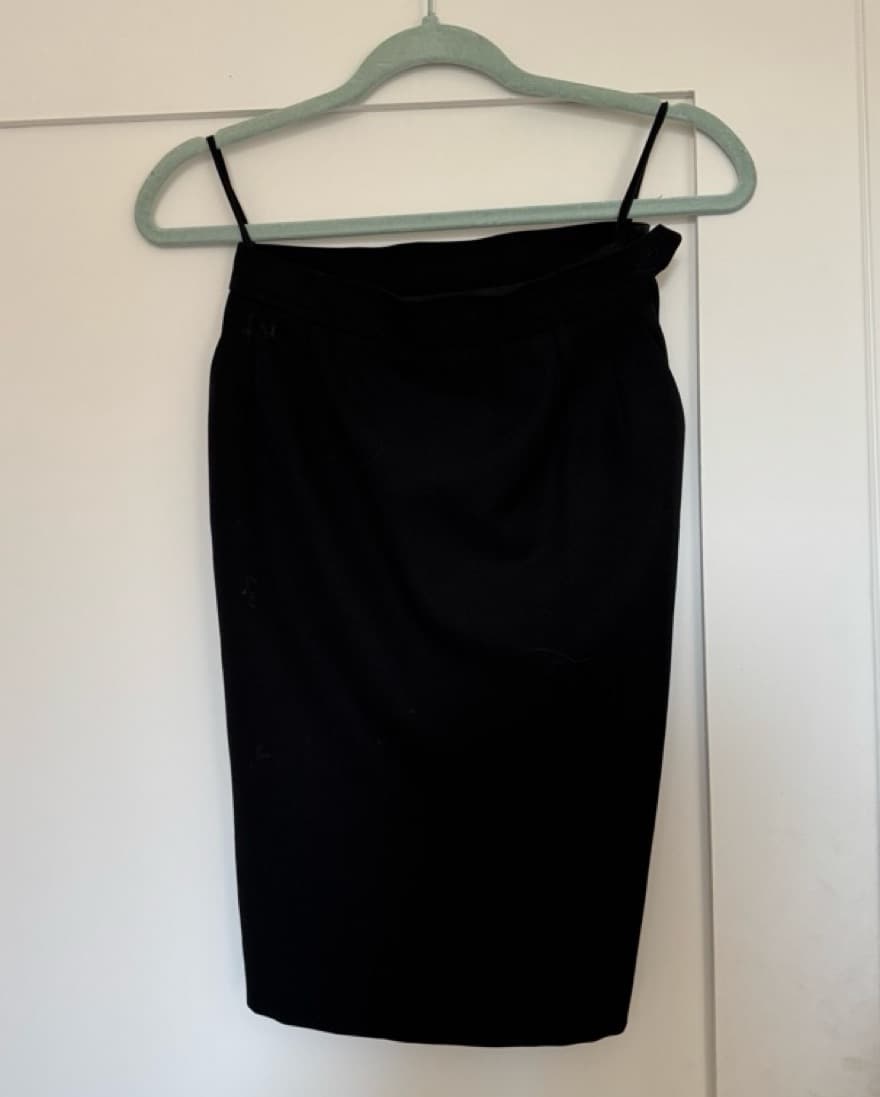 Chic Black Midi Skirt - Image 2