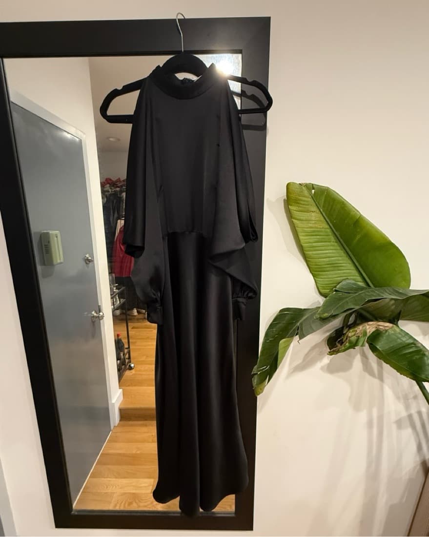 Elegant Black Midi Dress with Cold Shoulder - Image 4