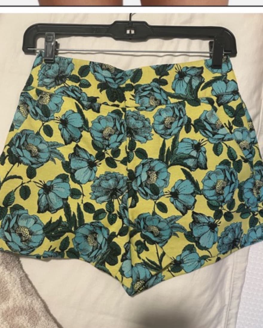 Alice And Olivia Floral Shorts - Image 4