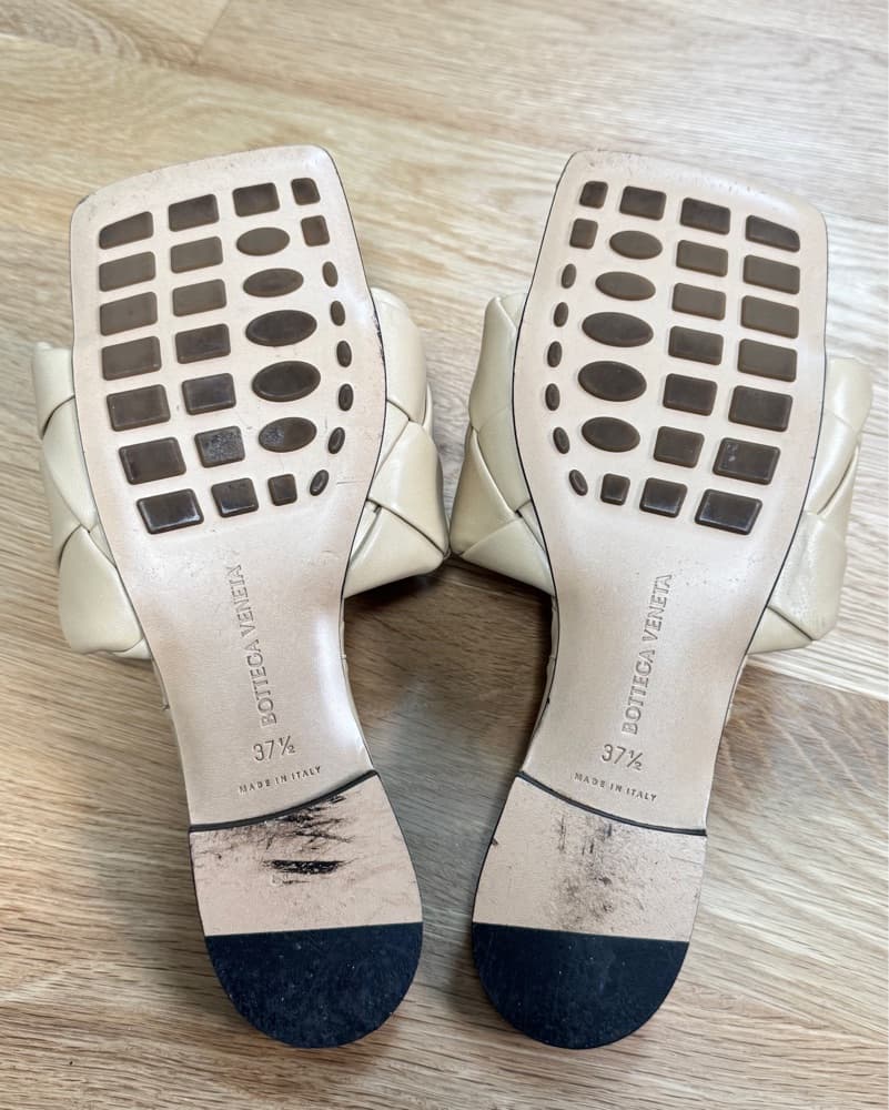 Bottega Veneta Lido Flat Sandal In Beige - Image 2