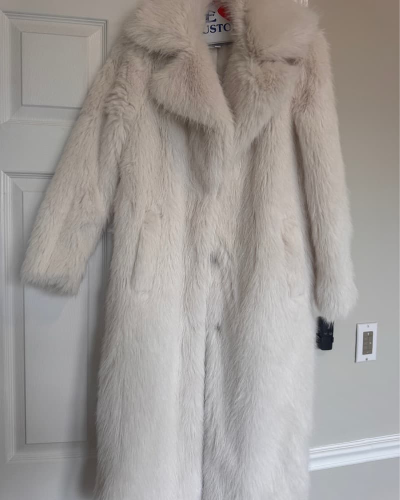 Luxurious White Faux Fur Coat - Image 2