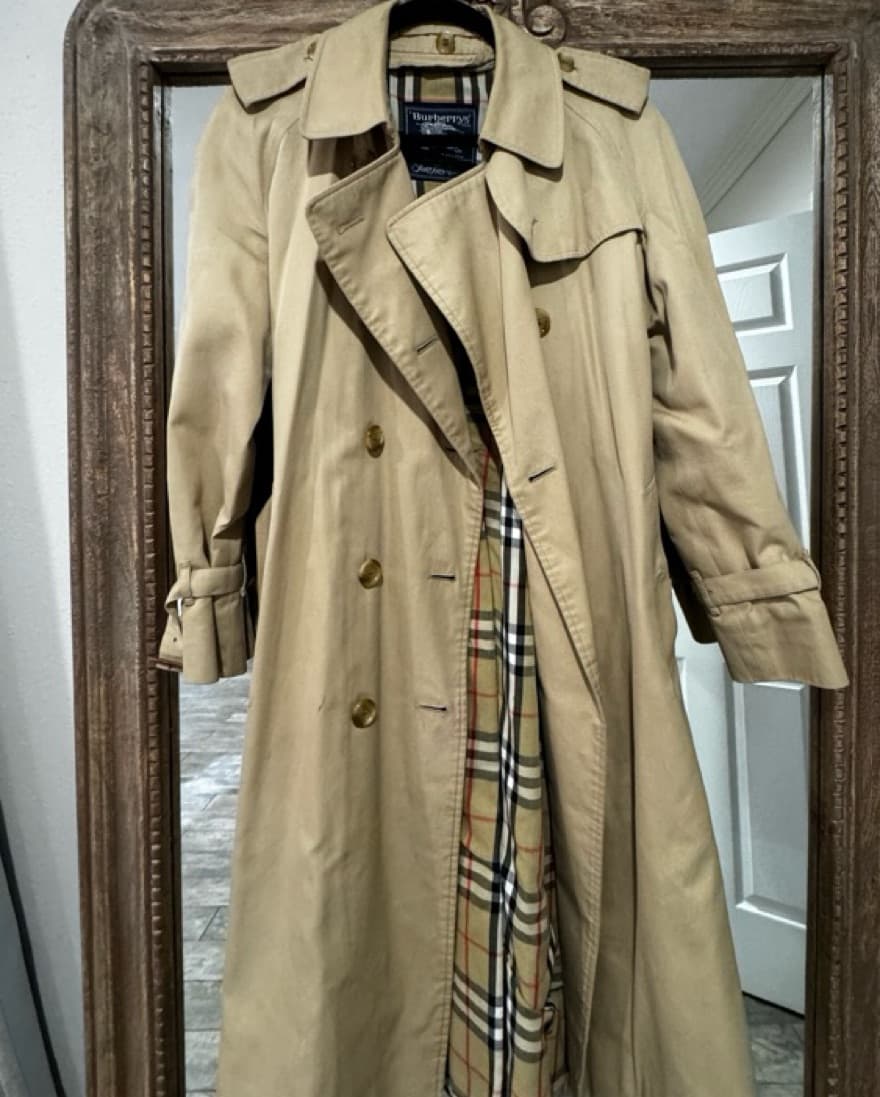 Burberry classic Tan trenchcoat - Image 2