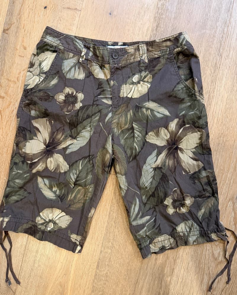 Vintage Floral Cargo Print Shorts - Image 1