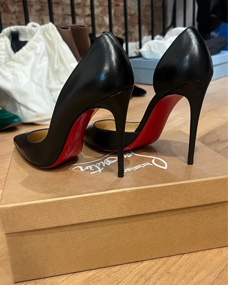 Christian Louboutin ブラックバレエシューズ　サイズ38.5 Christian Louboutin Black Heels by Christian Louboutin | Pickle