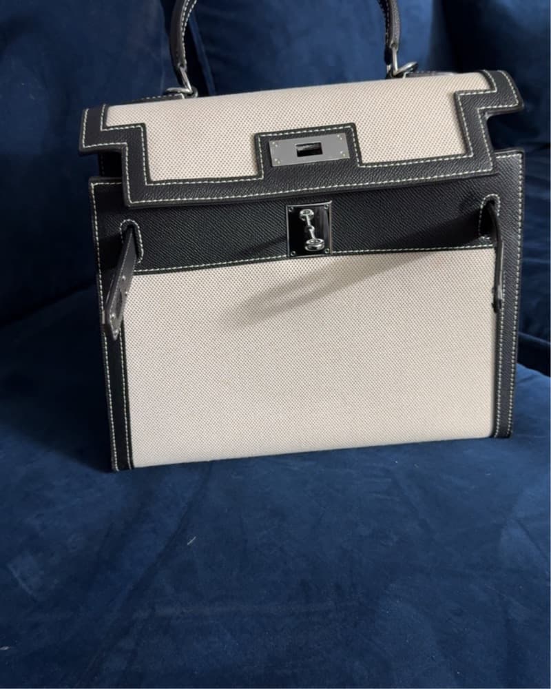 Chic Hermes Kelly Handbag - Image 1
