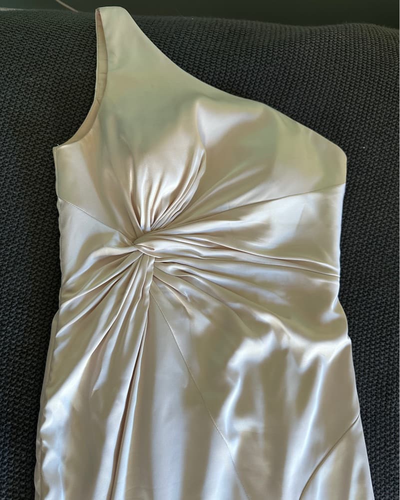 Elegant One-Shoulder Satin Gown - Image 4
