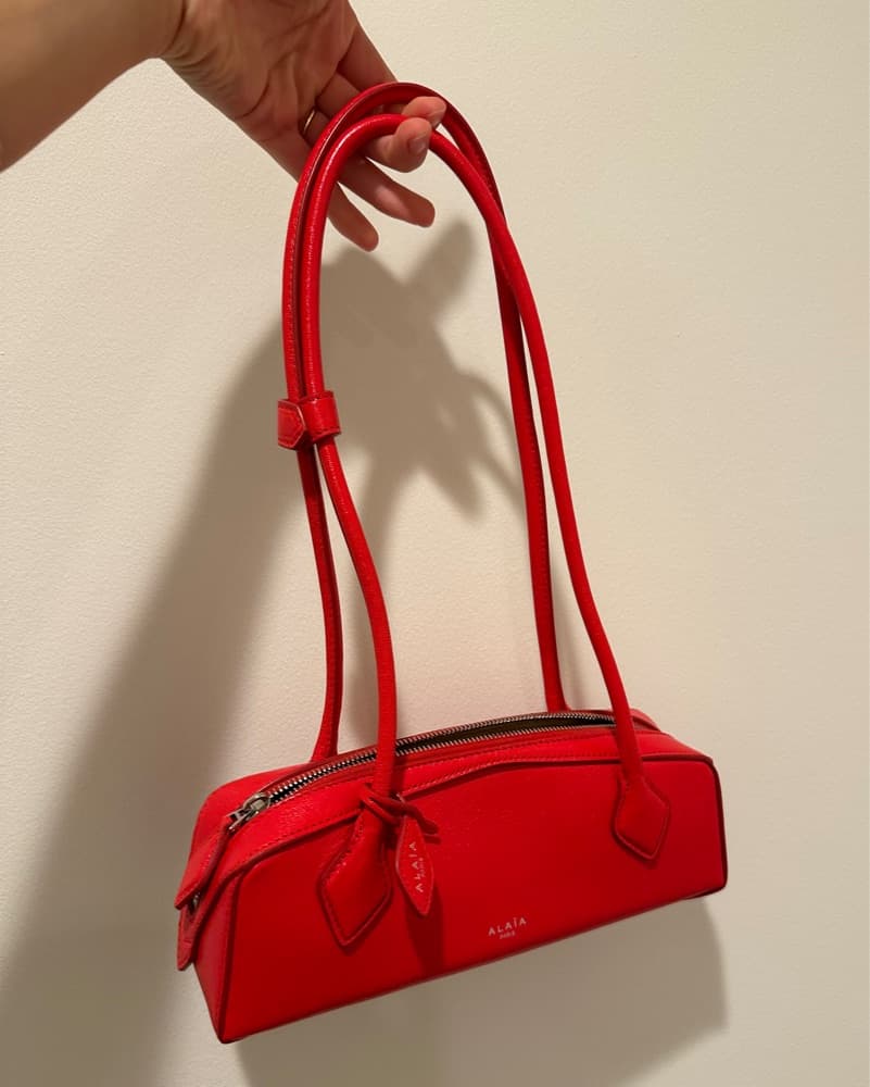 Red Alaia Le Teckel Shoulder Bag - Image 3