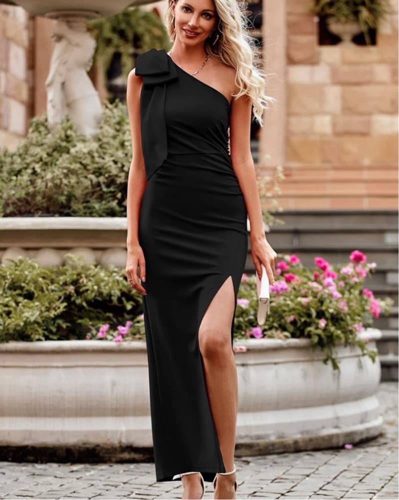 Elegant One-Shoulder Black Gown - Image 1