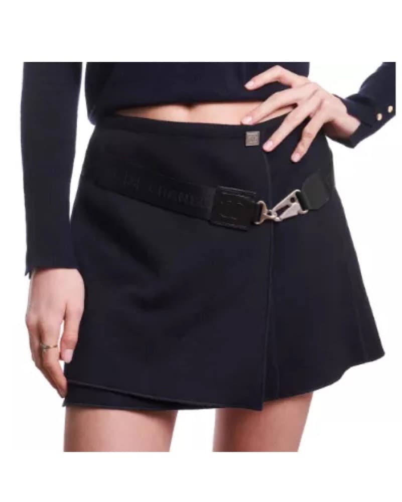 Chanel Navy Mini Skirt w Belt - Image 4