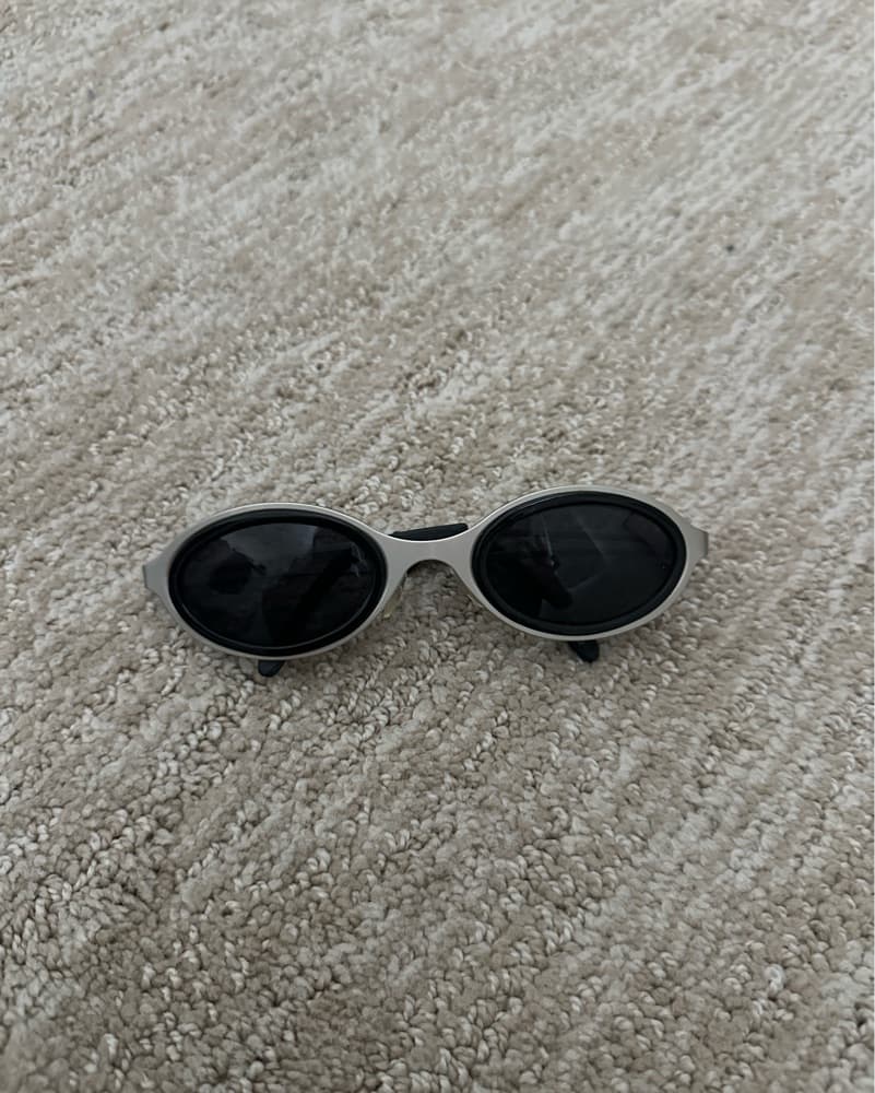 Vintage silver rim black oval sunglasses - Image 2