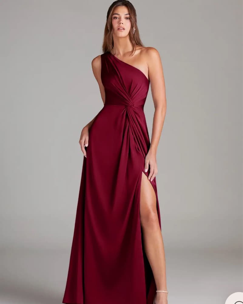 Elegant One-Shoulder Burgundy Gown - Image 2